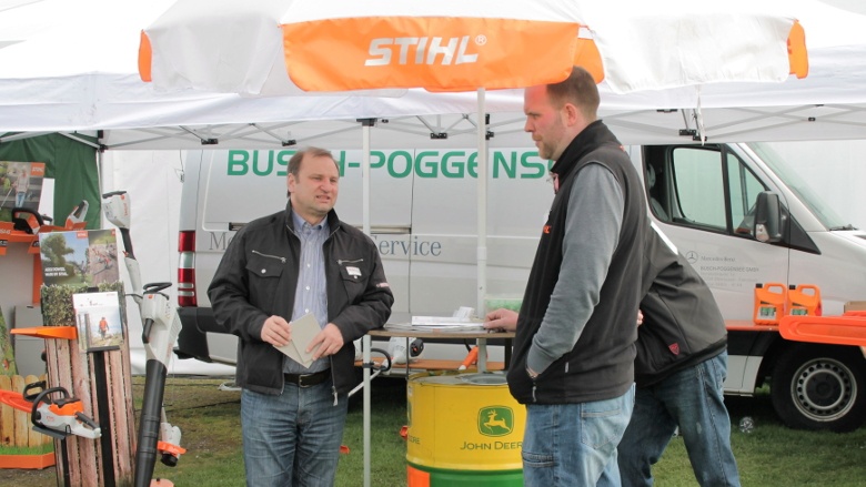 Volker Nielsen am Stand der Firma Busch Poggensse aus Alberdorf