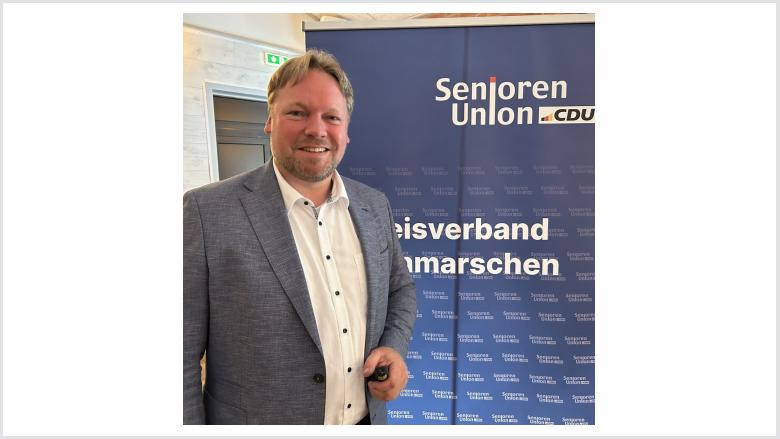 Bürgermeister Oliver Kumbartzky hält einen sehr interessierten Vortag über Büsum.